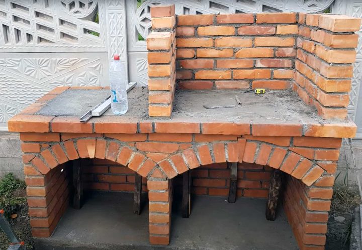 Construire un barbecue en briques avec cheminée