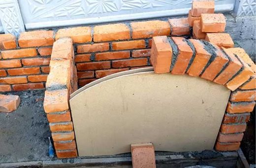 Construire un barbecue en briques avec cheminée