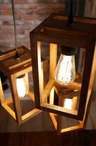 Lustre en bois fait maison : Idées, conseils pour le fabriquer