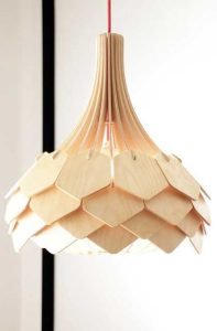 Lustre en bois fait maison : Idées, conseils pour le fabriquer
