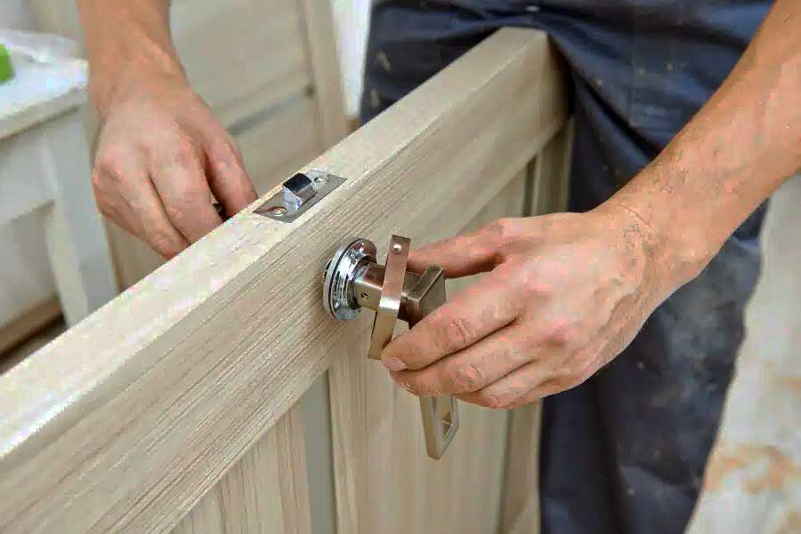 Démonter les poignées de la porte, la serrure