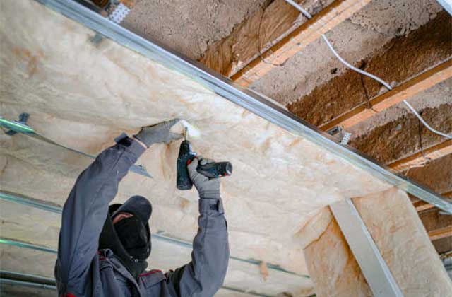 Comment poser de la laine de verre au plafond