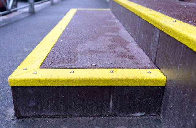 Poser des bandes antidérapantes sur un escalier extérieur