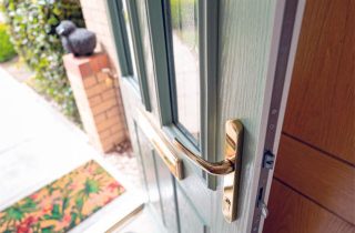 comment isoler une porte d’entrée du froid