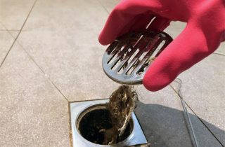 Comment déboucher une douche bouchée par des cheveux