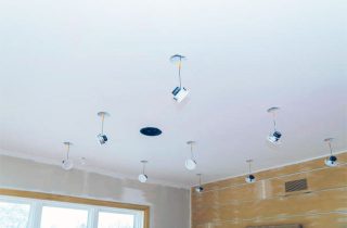 Quelle distance entre les spots LED du plafond
